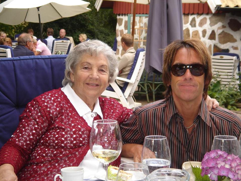 PER GESSLE OFFICIAL shared a video: Shopping With Mother.